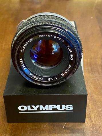 Olympus OM System F. Zuiko Auto-S 50mm f 1,8 con e filtro  paraluce