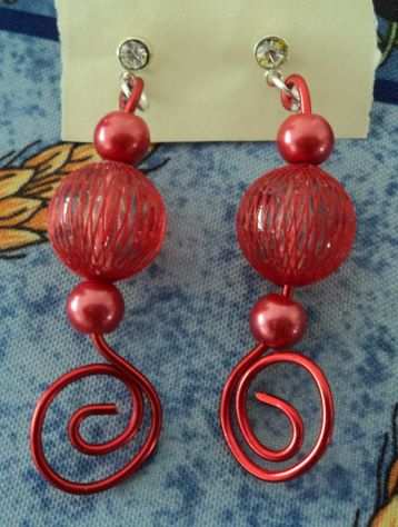 Orecchini con perle rosse e filo di alluminio