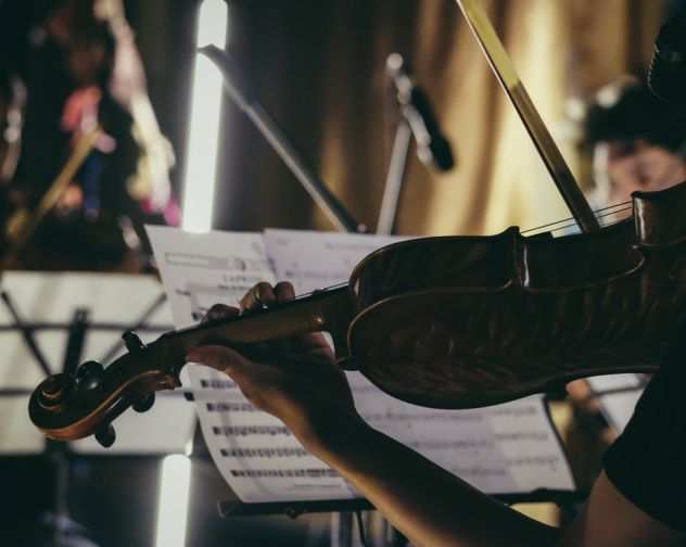 Organista e violinista a Ferrara