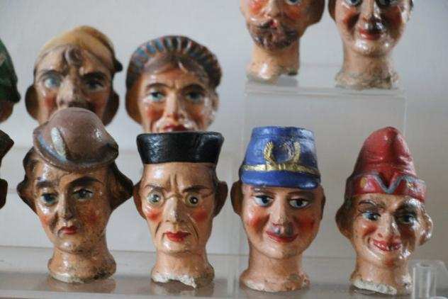 Ornamento per la testa (11) - Hoofden van oude poppenkast poppen, 1910-1920, aardewerk - Germania