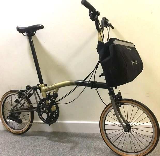 oro Brompton M6E - X Titanium, edizione nera, bici pieghevole.