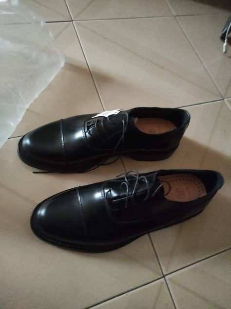 Paia di scarpe eleganti nere con lacci vendo