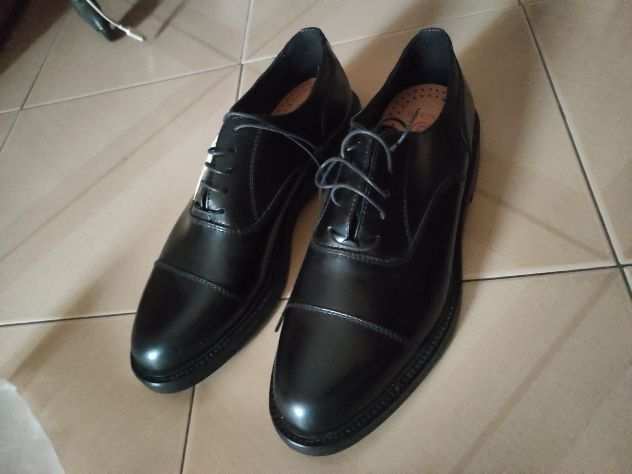 Paia di scarpe eleganti nere con lacci vendo