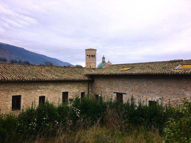Palazzo  Stabile di 2765 msup2 con piugrave di 5 locali in vendita a Assisi