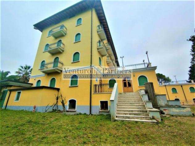 Palazzo  Stabile di 3900 msup2 con piugrave di 5 locali in vendita a Toscolano-Maderno