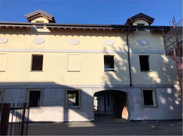 Palazzo  Stabile di 800 msup2 con piugrave di 5 locali in vendita a Lonate Pozzolo