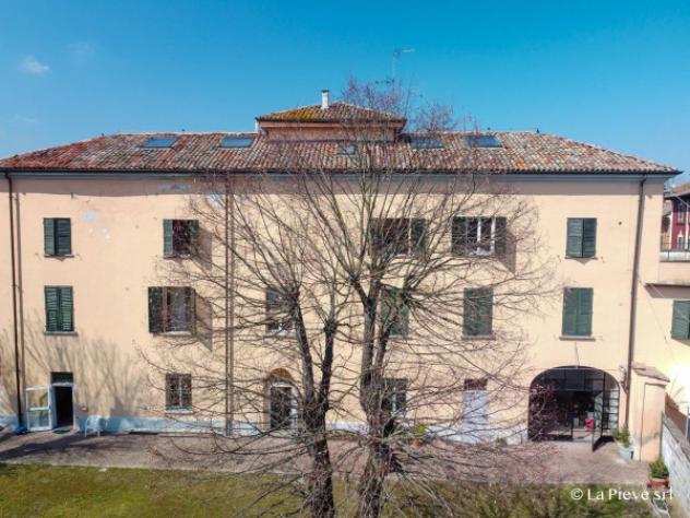 Palazzo  Stabile di 900 msup2 con piugrave di 5 locali in vendita a Villalvernia