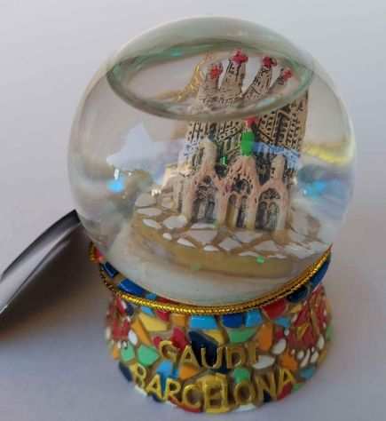 Palla di neve dipinta a mano Jumi souvenir di Barcellona Gaudi Sagrada Familia