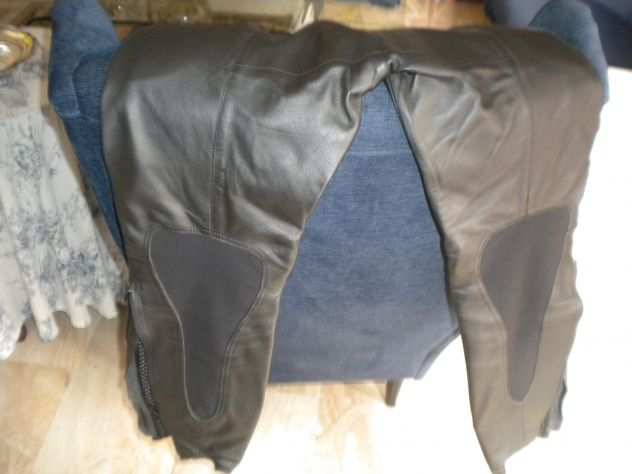 Pantaloni in pelle per motociclista