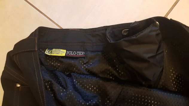 pantaloni jeans da moto impermeabili e tecnici neri come dettagli in foto