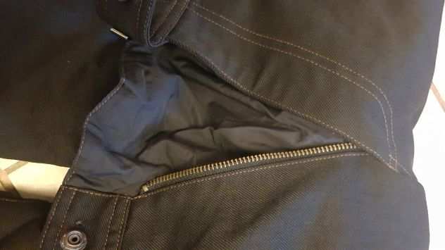 pantaloni jeans da moto impermeabili e tecnici neri come dettagli in foto