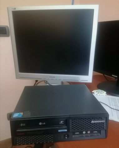 PC desktop Lenovo con monitor