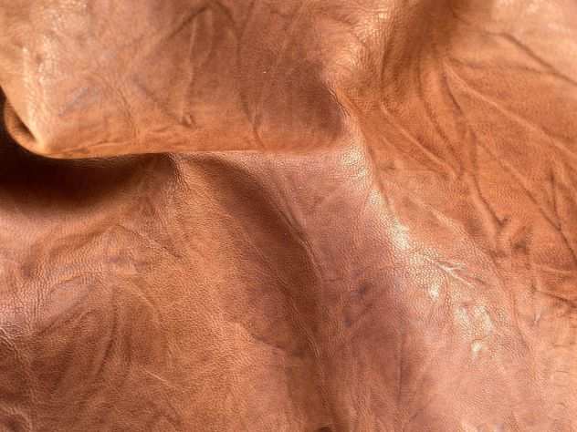 Pelle nappa anilina plissettata colore tabacco