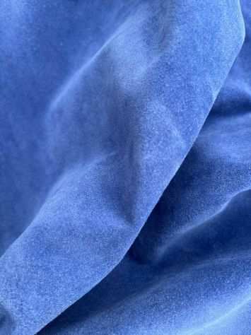 Pelle scamosciata colore blu elettrico