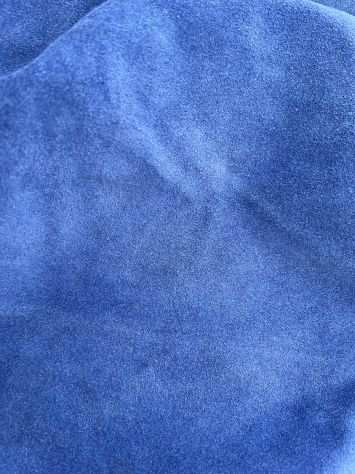Pelle scamosciata colore blu elettrico