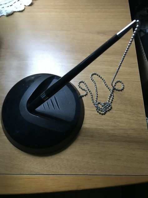 Penna con base e catena per ufficio-scrivania