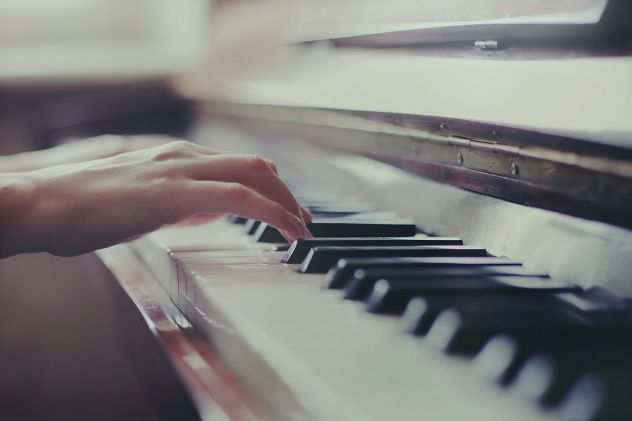 Pianista offre lezioni di pianoforte a tutti i livelli a Pavia