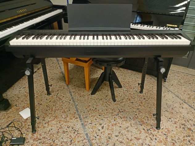 Pianoforte digitale Roland FP-30 con supporto e panca inclusa