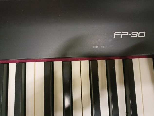Pianoforte digitale Roland FP-30 con supporto e panca inclusa