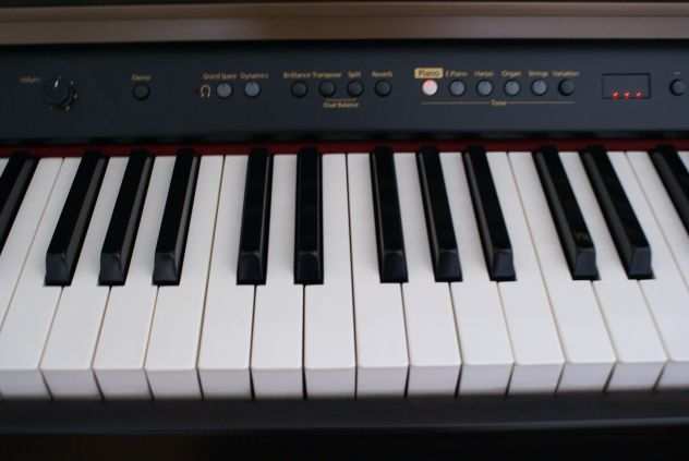 Pianoforte digitale ROLAND HP 102e  panchetto.