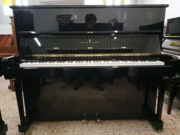 Pianoforte Steinway V-125 Hamburg seminuovo con trasporto e panca inclusi