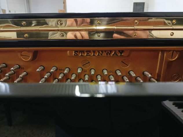 Pianoforte Steinway V-125 Hamburg seminuovo con trasporto e panca inclusi