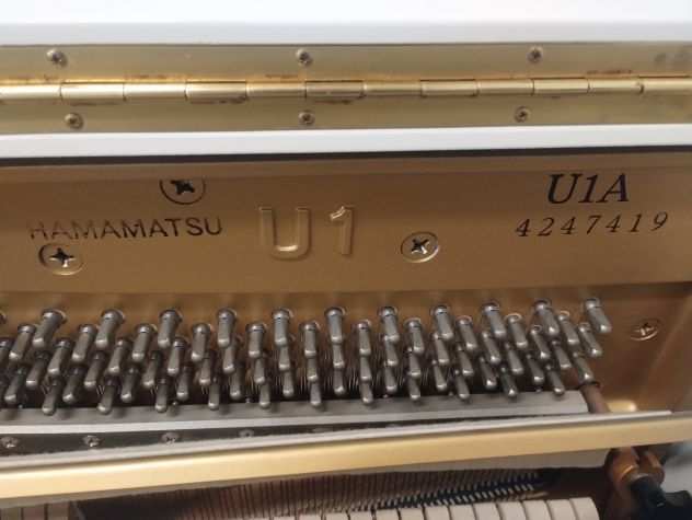 Pianoforte Yamaha U1A bianco seminuovo con trasporto e panca inclusi