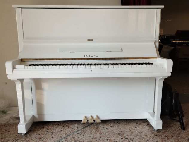 Pianoforte Yamaha U3 H bianco lucido con trasporto e panca inclusi