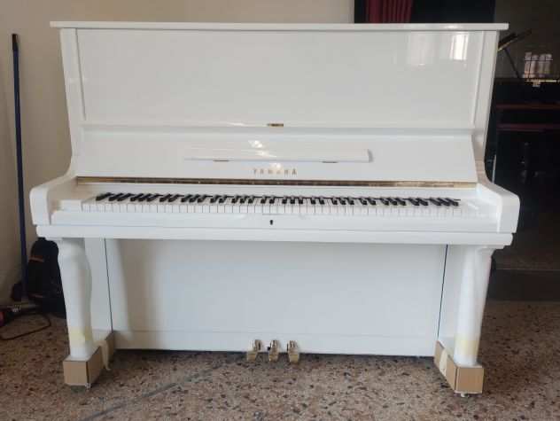 Pianoforte Yamaha U3 H bianco lucido con trasporto e panca inclusi