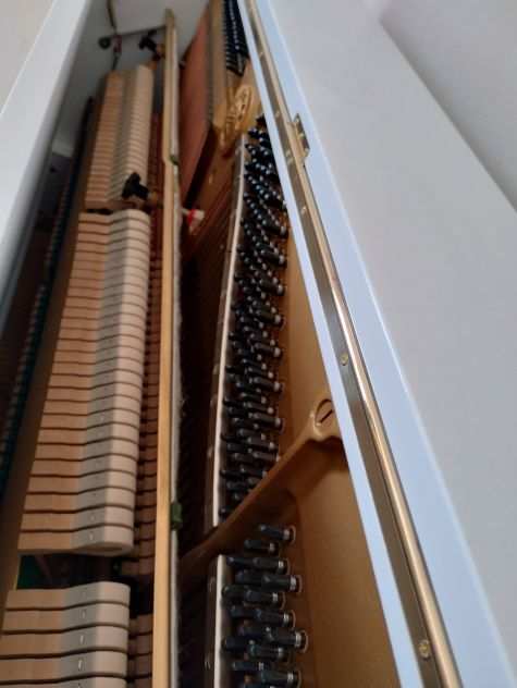 Pianoforte Yamaha U3 H bianco lucido con trasporto e panca inclusi