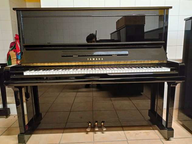 Pianoforte Yamaha U30A seminuovo con trasporto e panca inclusi