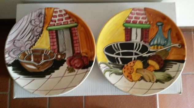 Piatti ornamentali ceramica dipinti fabbricati in Italia