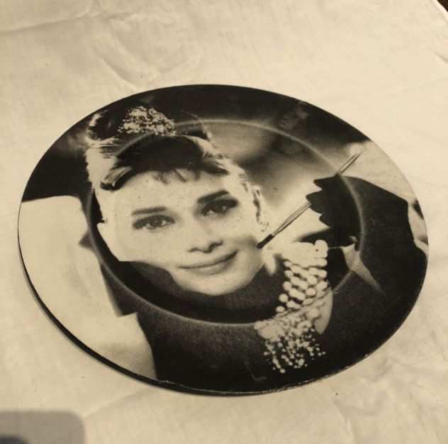 Piatto in plastica con stampa di Audrey Hepburn