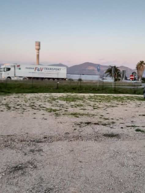 Piazzale Terracina ottima posizione,Fronte strada