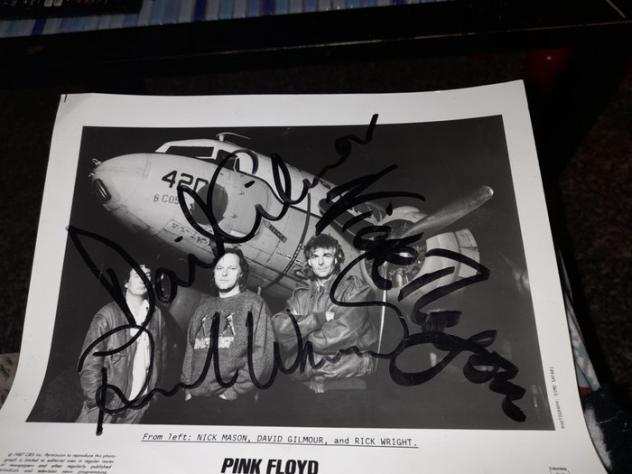 Pink Floyd - Multiple artists - Promotion Photo 1987 - Signed by David Gilmour, Richard Wright and Nick Mason - Memorabilia firmato (autografo origina