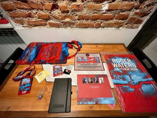 Pink Floyd - Roger Waters - Us and Them 2018 - VIP Press Pack - Backstage pass, Photo, Litografia, Guitar Picks, Notebook, Pins - 2018 - Certificato,