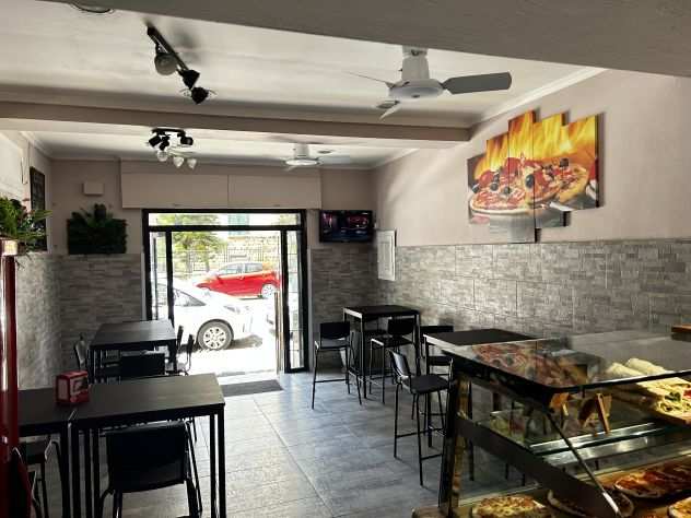 Pizzeria drsquoasporto con forno a legna