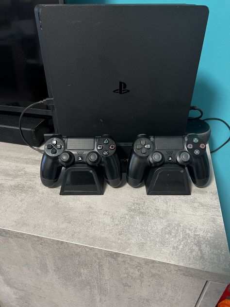PlayStation 4 Slim  5 giochi  2 joystick  2 cuffie  base di ricarica joystic
