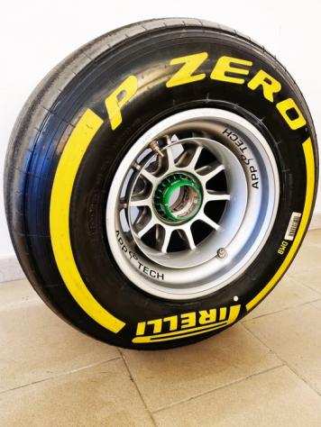 Pneumatico completo su ruota (1) - Formula Uno - Pneumatico completo su ruota  dado originale