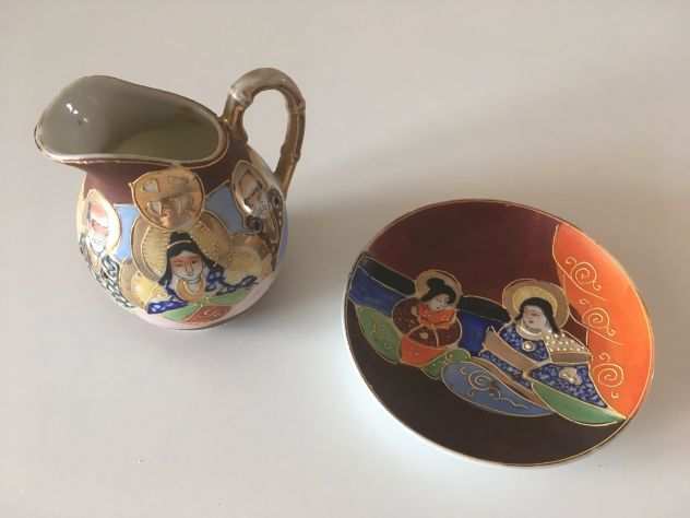 Porcellana decorata orientale, piattino e brocchetta