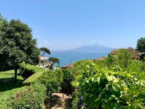 POSILLIPO APPARTAMENTINO PANORAMICO INGR.INDIP.TERRAZZO GIARDINO GARAGE