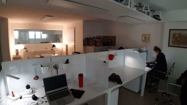 Postazione di lavoro in spazio condiviso coworking