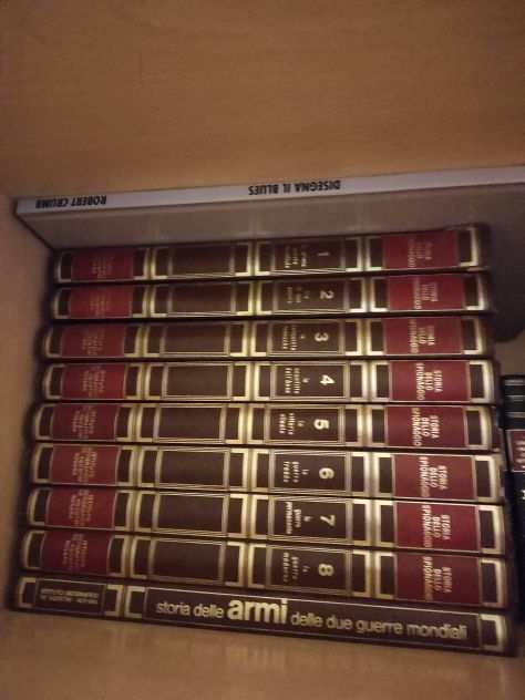 Privato vende varie enciclopedie anni 70 e volumi di storia
