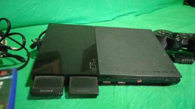 PS2 console piugrave due giochi.