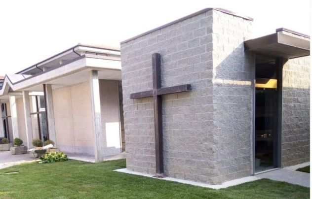 Pulisco tombe e capella al cimitero