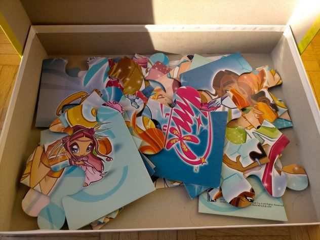 Puzzle Winx Happy Color 50x70 in ottime condizioni.