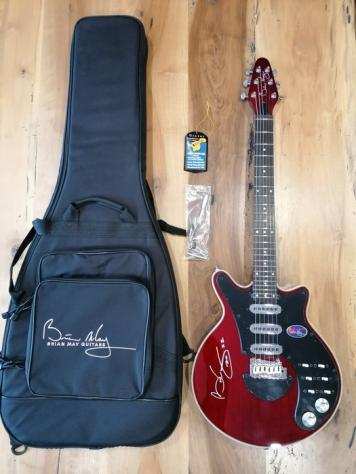 Queen - BMG Red Guitar Signed by Brian May - Incl original Gig Bag - Proof Photo - Chitarra - 2022 - Con firma autografa