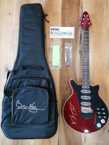 Queen - BMG Red Guitar Signed by Brian May - Incl original Gig Bag - Proof Photo - Chitarra - 2024 - Con firma autografa