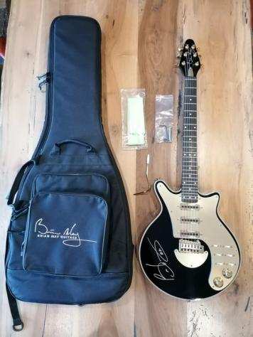 Queen - Brian May - Signed BMG Red Guitar by Brian May - Incl original Gig Bag - Proof Photo - Memorabilia firmato (autografo originale) - 20202020