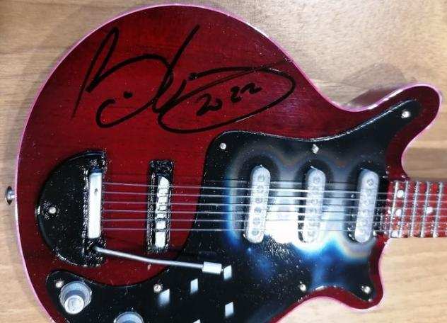Queen - Brian May - Signed BMG Red Special Guitar - Scale Model - Oggetto decorativo - 2022 - Con firma autografa